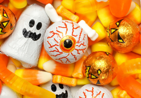 Handle Halloween lollies